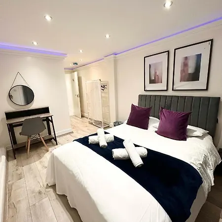 Stylish 3-Bedroom Flat In Prime Location